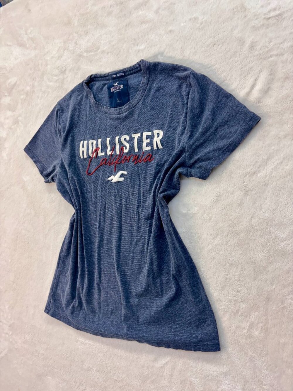 Hollister Women's Navy 100% Cotton T-Shirt --- Size: Small --- Great Condition!!